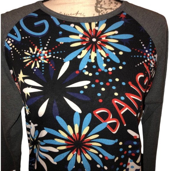 Lularoe Randy Raglan Top MEDIUM 3/4 Sleeve Patriotic Fireworks BANG POP BOOM USA - Picture 3 of 8